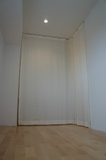 Room5.2のW.I.Closetの仕切りにはカーテンを採用。